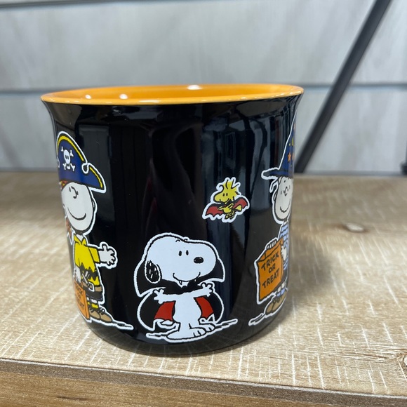 Peanuts Snoopy Halloween Charlie Lucy Sally Linus Franklin Ceramic Mug NWT - Picture 2 of 5